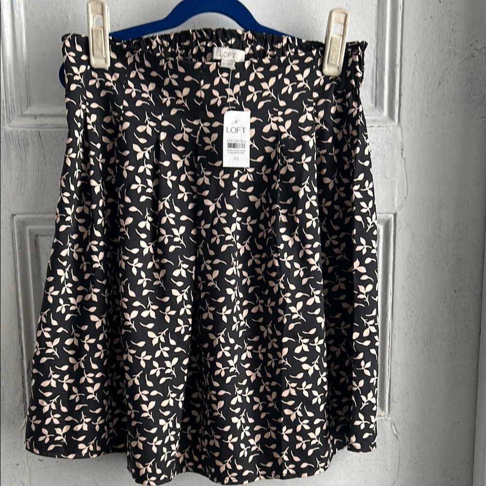 NWT LOFT Black and Cream Leaf Print Mini Skirt - size XS